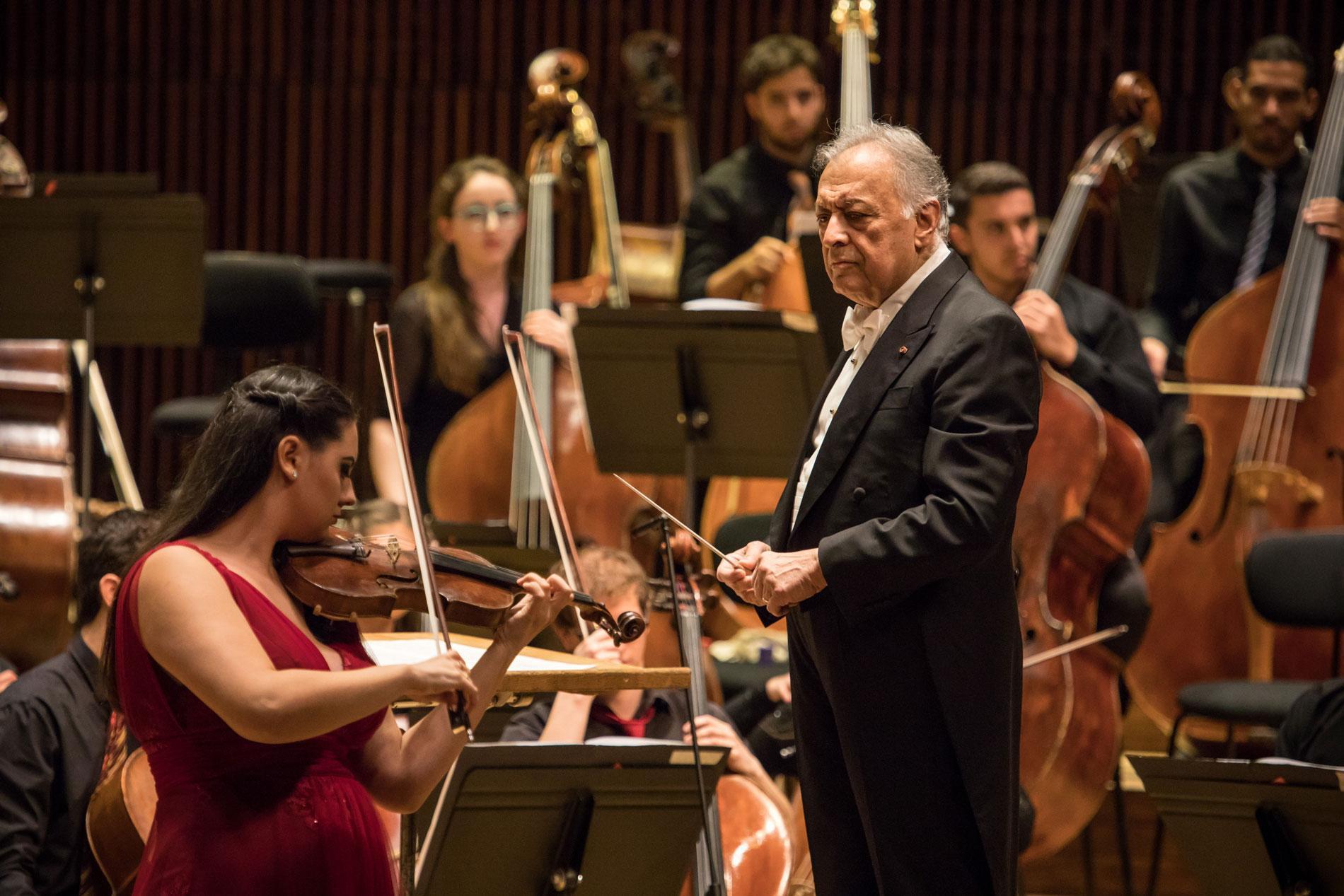 Zubin-Mehta-Foto-Concert-mit-Geigerin_web